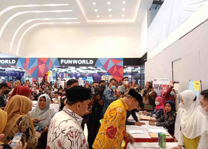 Job Fair Disnakertrans Provinsi Diserbu Pencari Kerja