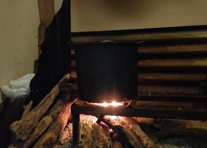 Kesehatan Tradisional, Ini Sederet Manfaat Memasak Air Menggunakan Kayu Bakar