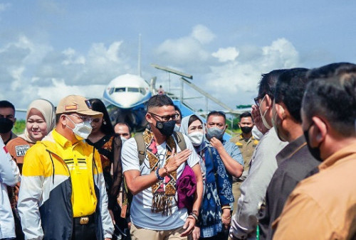 Sandiaga Cicipi Kuliner Khas Bengkulu