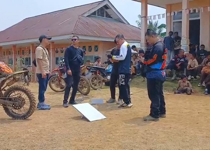 Misi Kemanusiaan di Pelosok Kepahiang, Kajari Terobos Jalur Ekstrem Pakai Trail demi Pasang Starlink Sekolah