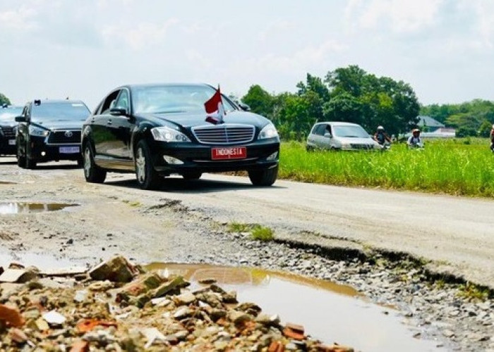 VIRAL Momen Mobil Presiden Jokowi Kesulitan Melewati Jalan Rusak di Provinsi Lampung