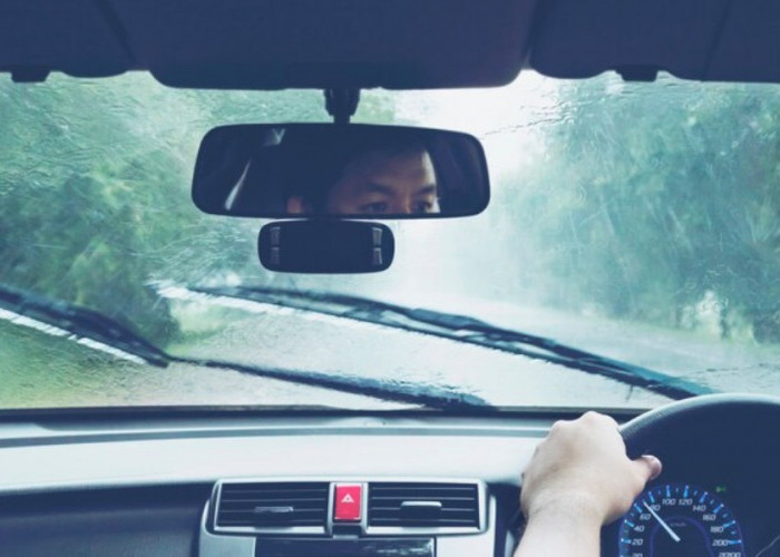 Cukup Pakai Sampo, Kaca Mobil Berembun Saat Hujan Ternyata Gampang Sekali Diatasi