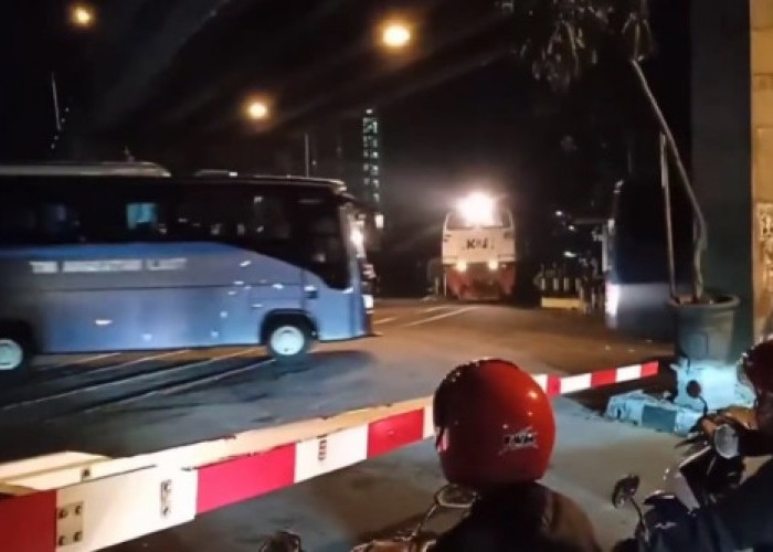VIRAL Rombongan Bus TNI AL Trobos Palang Pintu Kereta Api, Fajar: Tidak P!