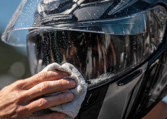 Cara Ampuh Bikin Kaca Helm Buram jadi Terang