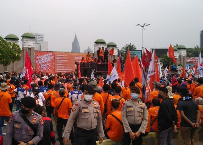 Ribuan Buruh Gelar Aksi Demo Tolak Perppu Omnibus Law Cipta Kerja, 1.623 Petugas Keamanan Diturunkan!