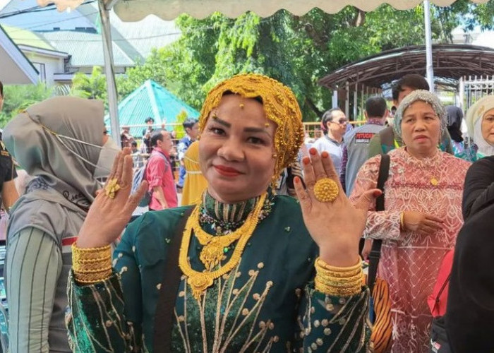 VIRAL! Jemaah Haji Pulang Memakai Emas Seberat 180 Gram Curi Perhatian Bea Cukai Makassar