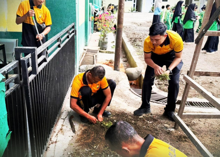 Gerakan Asri Polres Kepahiang, Bersih-Bersih Masjid Taqwa Pensiunan Wujud Kepedulian Lingkungan Ibadah