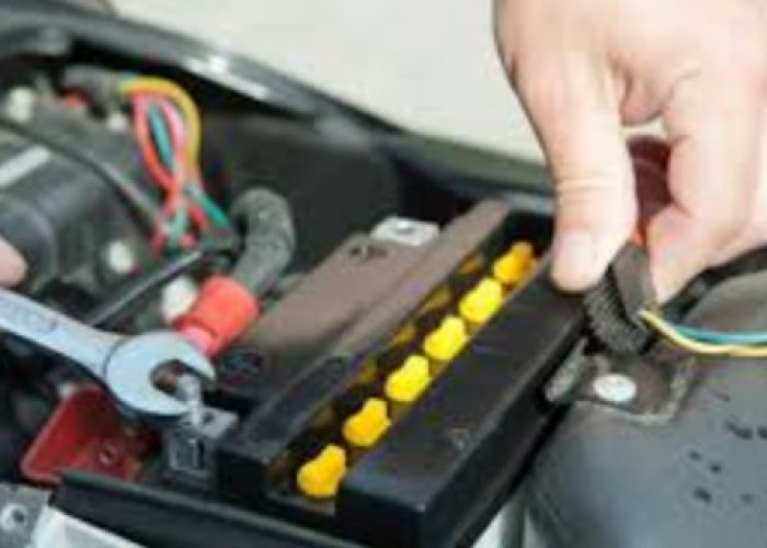 Tak Perlu Beli Baru, Ini Cara Ampuh Memperbaiki Aki Motor Soak