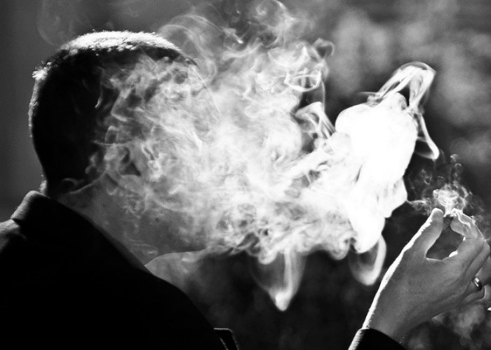 Berbahaya Bagi Kesehatan, Ini Alasan Kenapa Rokok Masih Dijual Bebes di Indonesia