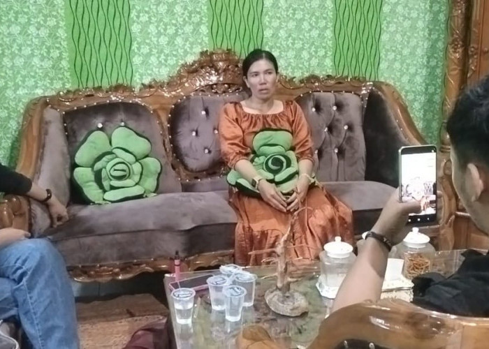 Hampir Mustahil, 20 Tahun Honor Jadi Tenaga Pendidik, Wanita Ini Nyambi Ngojek dan Jualan Sayur Demi Hidup