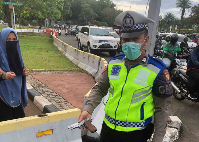 Terobos Istana Merdeka, Wanita Bercadar Bawa Pistol FC Pakaian Militer