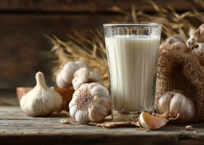 3 Khasiat Susu Campur Bawang Putih: Turunkan Kolestrol Hingga Bikin Perkasa 