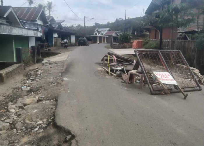 Pemdes Tik Kuto Swadaya Perbaiki Sementara Jalan Provinsi