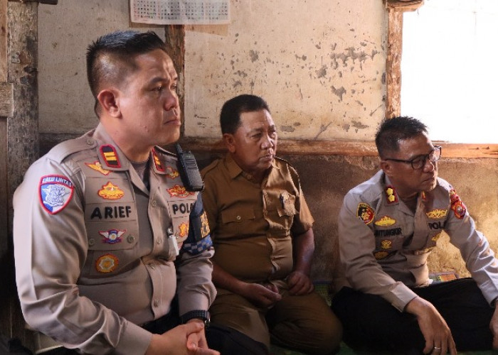 Kapolres Rejang Lebong Salurkan Bantuan untuk Keluarga Sakit di Desa Kota Pagu