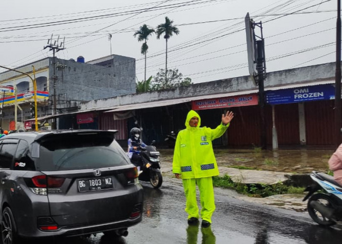 Satlantas Rejang Lebong Tetap Atur Lalu Lintas saat Hujan