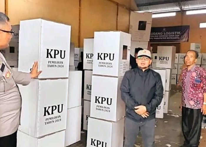 Persiapan Pencoblosan, KPU Mulai Pasang Kabel Ties dan Penempelan Barcode di Kotak Suara