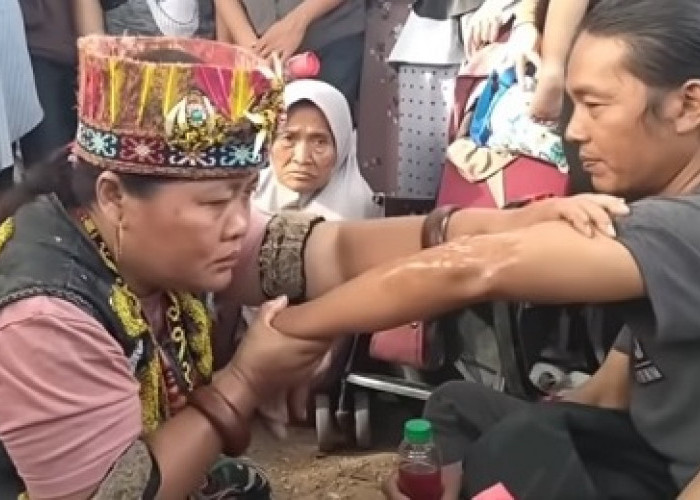 Masyarakat Bengkulu Harus Tau, Pengobatan Tradisional Ida Dayak yang Viral Ternyata Ada Tarifnya