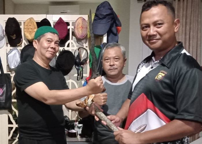 Heboh! Gara-gara Berita Pria di Palembang ini Diganjar Keris 'Sakti' Oleh Sosok Pria Yang Ternyata....