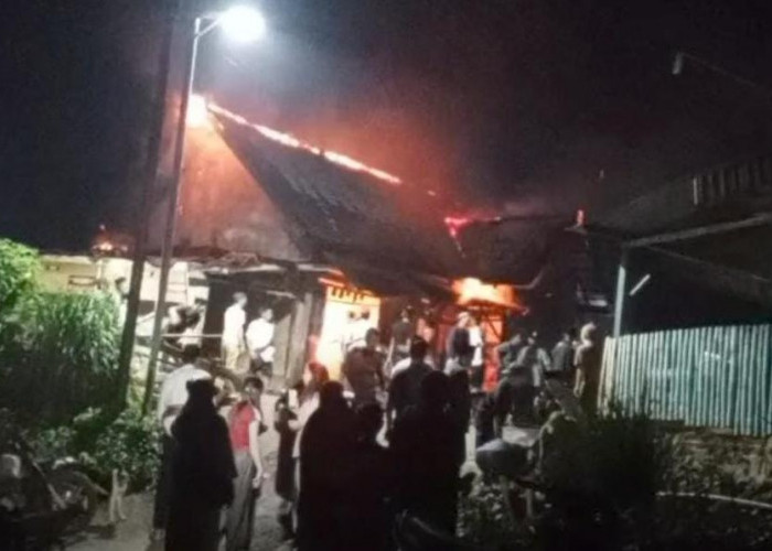 Kebakaran Hebat Melanda Rumah Warga Desa Sosokan Taba Muara Kemumu, Warga Berjibaku Padamkan Api