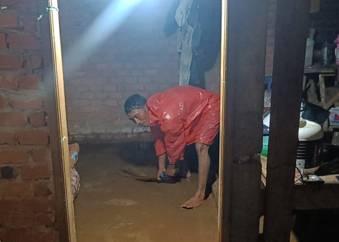 Intensitas Hujan Tinggi di Kepahiang Sebabkan Sungai Air Pesi Meluap, Rumah Warga Terendam Banjir