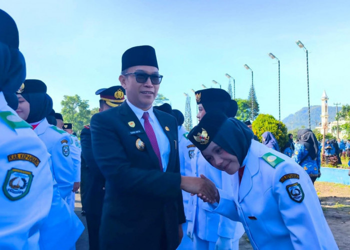 Hari Pertama Sekolah, Bupati Nata Instruksikan ASN Antar Anak Dulu, Kerja Boleh Telat!