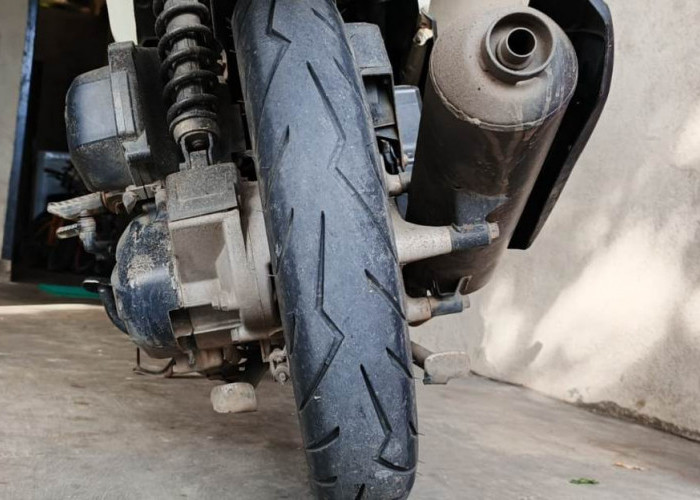 5 Cara Mengatasi Ban Belakang Motor Terasa Goyang Saat Dikendarai