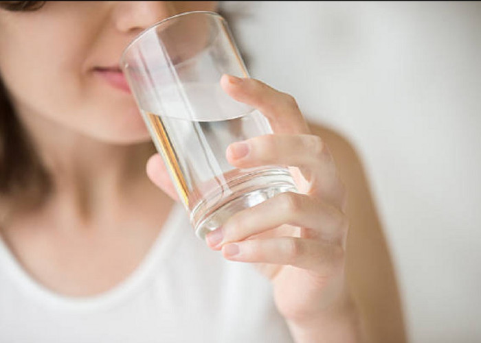 Jangan Asal Minum, Ketahui Tips Minum Air Putih Ini Agar Efektif Menurunkan Berat Badan