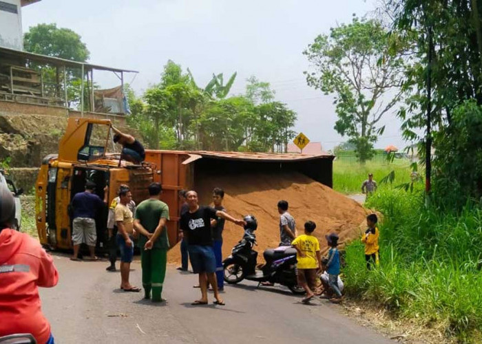 BREAKING NEWS: Dump Truk Bermuatan Dedak Kecelakaan, Jalan Lintas Kepahiang - Curup Macet Panjang!