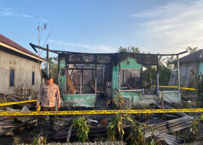 Diduga Korsleting Listrik, Rumah Petani Ujan Mas Ludes Terbakar