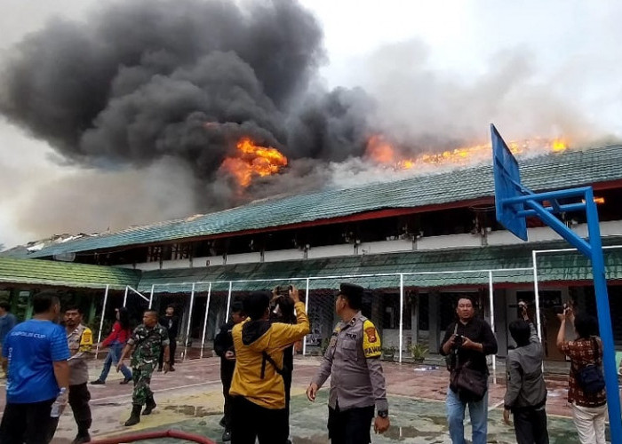 Kebakaran SMKN 3 Kota Bengkulu Terus Meluas, Upaya Penyelamatan Dokumen Guru Masih Berlangsung!