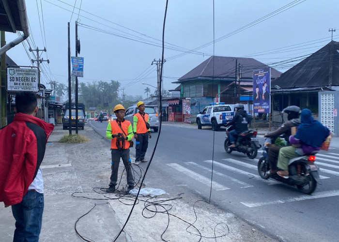 Tersangkut Fuso, Kabel Listrik di Simpang Kota Bingin Ancam Pengendara Lain