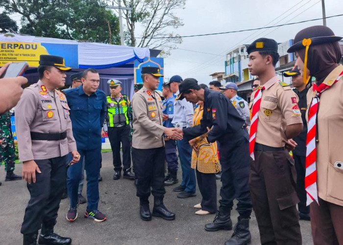 Pastikan Penuhi Kebutuhan Masyarakat, Kapolda Tinjau Posyan Ketupat di Kepahiang