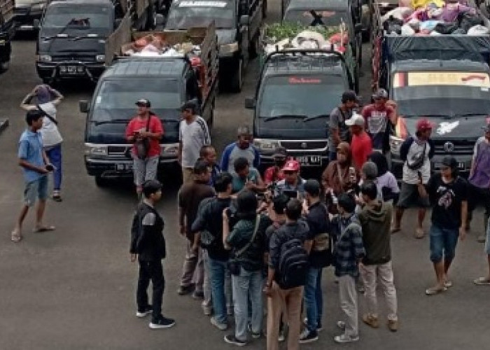 Belasan Ton Sampah Diangkut ke Kantor Walikota Bengkulu, Syahbandar: Kami Mau Cari Makan!