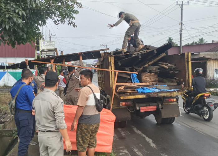 Lapak Pedagang Membandel Dibongkar Paksa Satpol PP PBK Kepahiang