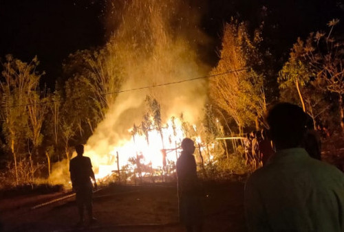 BREAKING NEWS: Rumah Warga Dusun I Air Pesi Ludes Terbakar