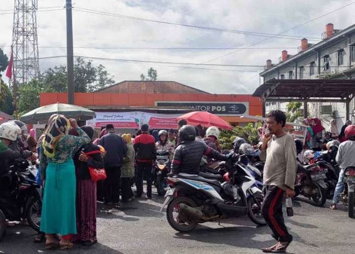 Gegara Bansos, Ribuan Massa 'Seruduk' Kantor Pos Kepahiang