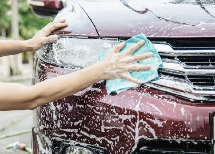 Bahaya Mencuci Mobil di Bawah Sinar Matahari Langsung, Ini Waktu yang Tepat!