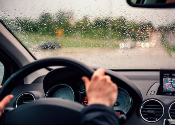 Utamakan Keselamatan di Jalan Raya, Simak Berikut Tips Berkendara Aman Saat Musim Hujan