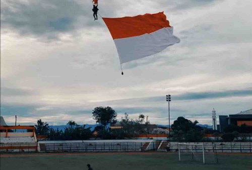 Stadion Semarak Bengkulu Jadi Lokasi Terjun Payung Kostrad