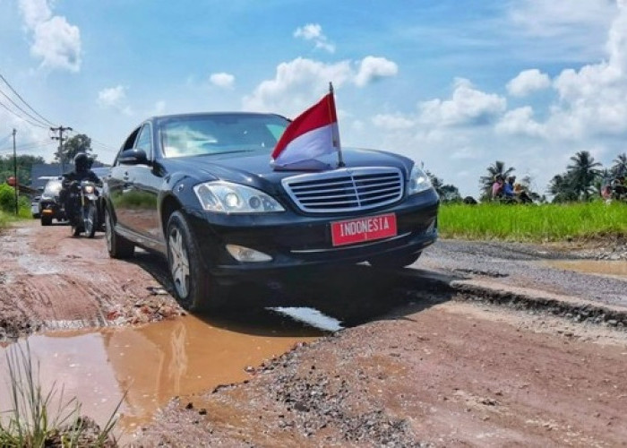 Detik-detik Mobil Presiden Jokowi Nyangkut di Jalan Lampung Saat Melakukan Peninjauan