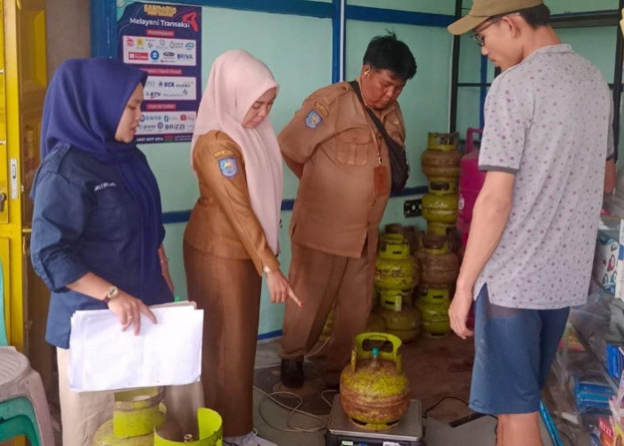 Tinjau Pangkalan, Dinas Perdagangan Pastikan Isi Gas 3 Kilogram Sesuai Standar