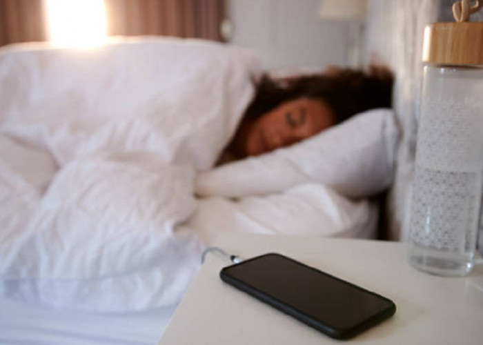 Acam Kesehatan, Tidur Dekat Ponsel Ternyata Memiliki Berbagai Dampak Negatif