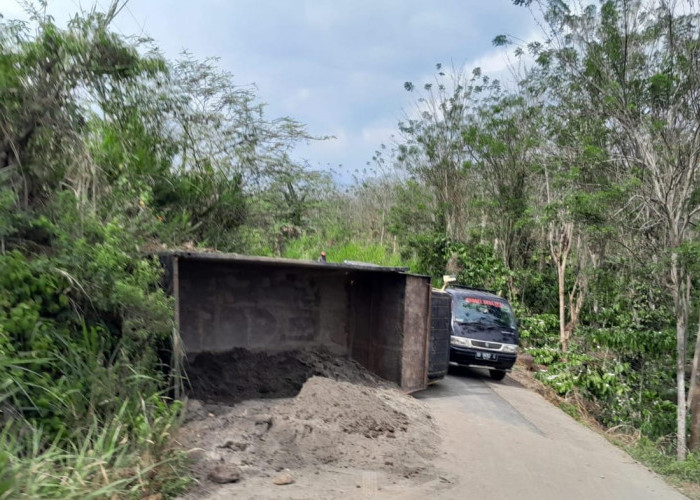 Dump Truk Terguling, Jalan Lintas Kecamatan Seberang Musi Terdampak