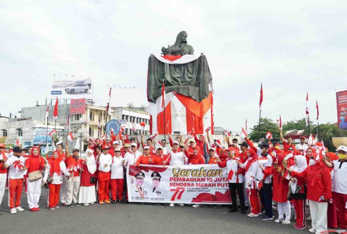 5 Ribu Bendera di Bagikan di Simpang 5 Ratu Samban