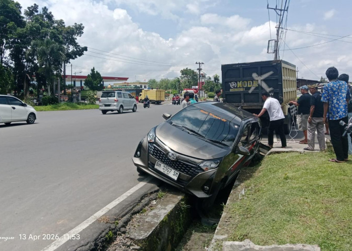 Pertama Kali Lewat Jalan Ring Road, Calya Nyungsep di Siring Depan Masjid Agung