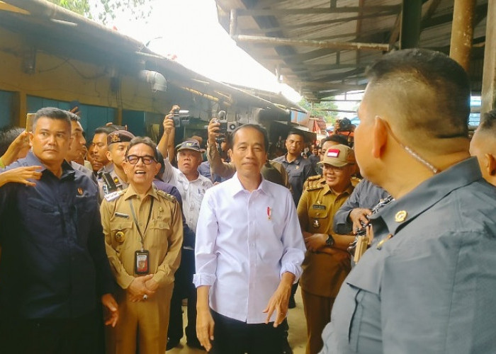 Presiden Jokowi Bangga Pakai Kemeja Hasil Produksi SMK Negeri 4 Jambi