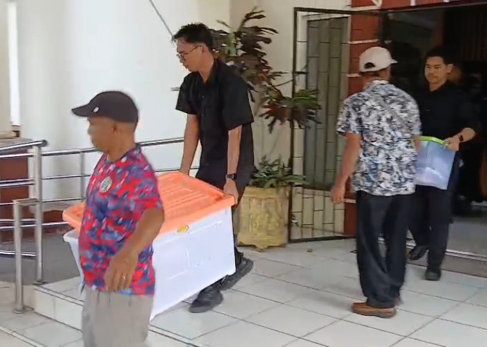 Jaksa Menyita 49 Dokumen, 4 Barang Bukti Elektronik dan Stempel CV. Temdak Sakti dari Dinas PUPR