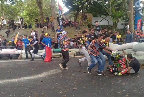 Di Kepahiang 2 Pembalap Adu Jotos di Lintasan Road Race