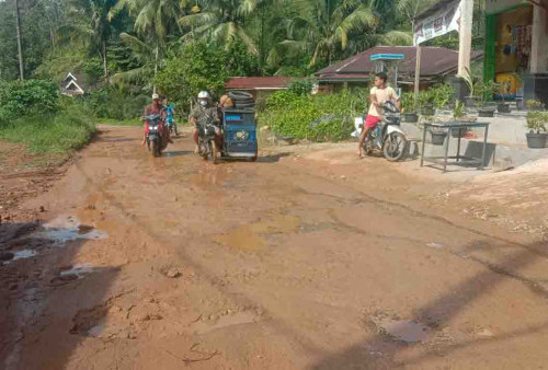 Warga Air Kopras Keluhkan Jalan Rusak