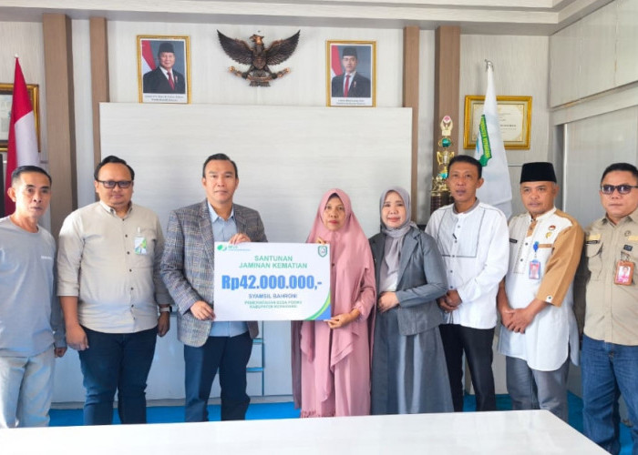 Keluarga Almarhum Kades Permu Terima Santunan Kematian